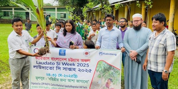 মানিকছড়িতে ‘লাউদাতো সি’ সপ্তাহ উপলক্ষে গাছের চারা বিতরণ 